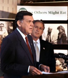 [Photo : President Bush and Secretary Martinez announce assistance for homeless programs.]