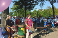 [Photo 3: The group 'Kjoliba Don' entertaining the walkers]