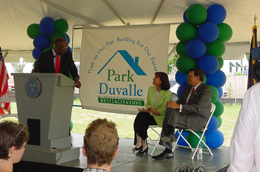[Photo 2: Manfred Reid at the podium]