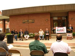 [Photo 2: HUD Regional Director Bob Young]