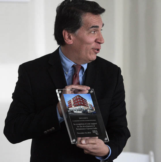 [Photo 1: Regional Administrator Rick Garcia shows off recognition award]