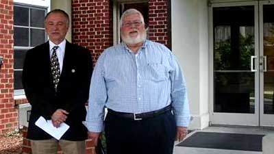 [Photo 3: HUD Knoxville Field Director Ed Ellis and Steve Baldwin, Johnson City's Munsey Memorial United Methodist Church Missions Coordinator]