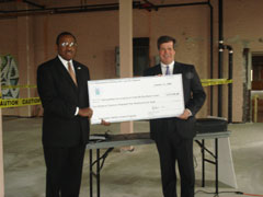 [Photo 4: Nashville Director Bill Dirl presents an ESG award to Nashville Mayor Karl Dean]